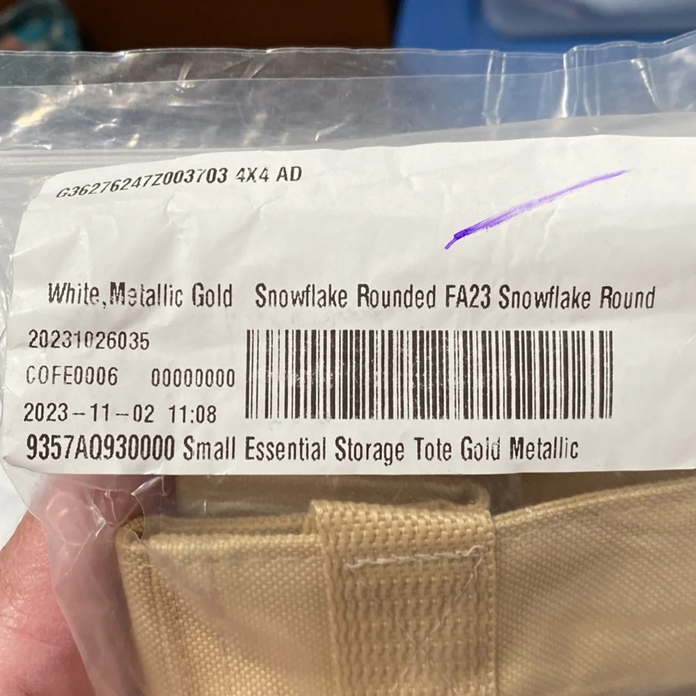 Thirty one bags small essential tote Gold Metallic snowflake NWT retired bag - Picture 4 of 10